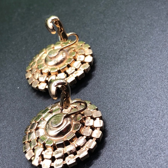 Vintage clip on gold tone cluster earrings - Picture 8 of 8